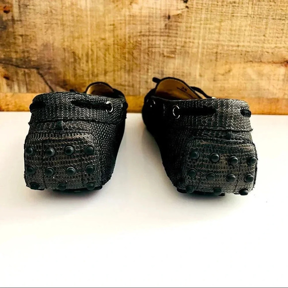 TOD’S Gommino Textured Leather Loafers - Picture 5 of 9